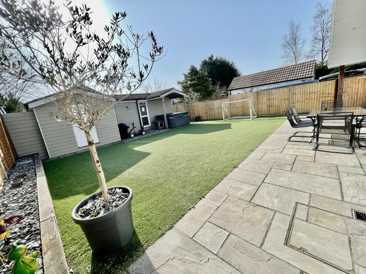 Four Corners Holiday Home Hot Tub & Sauna Ferndown Buitenkant foto