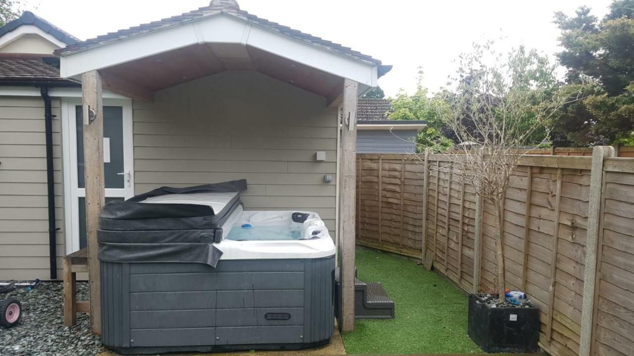 Four Corners Holiday Home Hot Tub & Sauna Ferndown Buitenkant foto